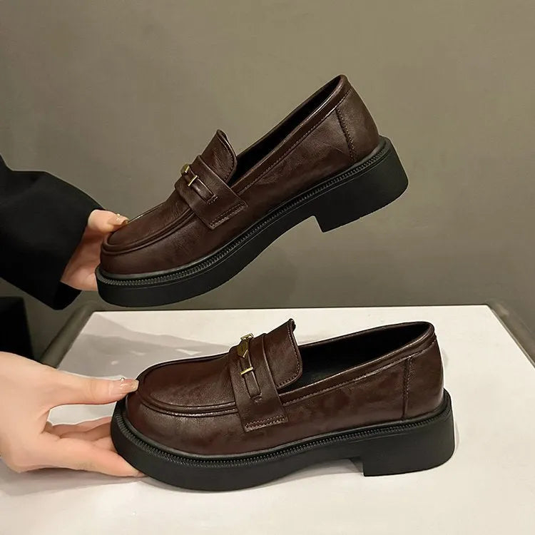 Women's metal commuter soft bottom small leather shoes in black with round toe and low top