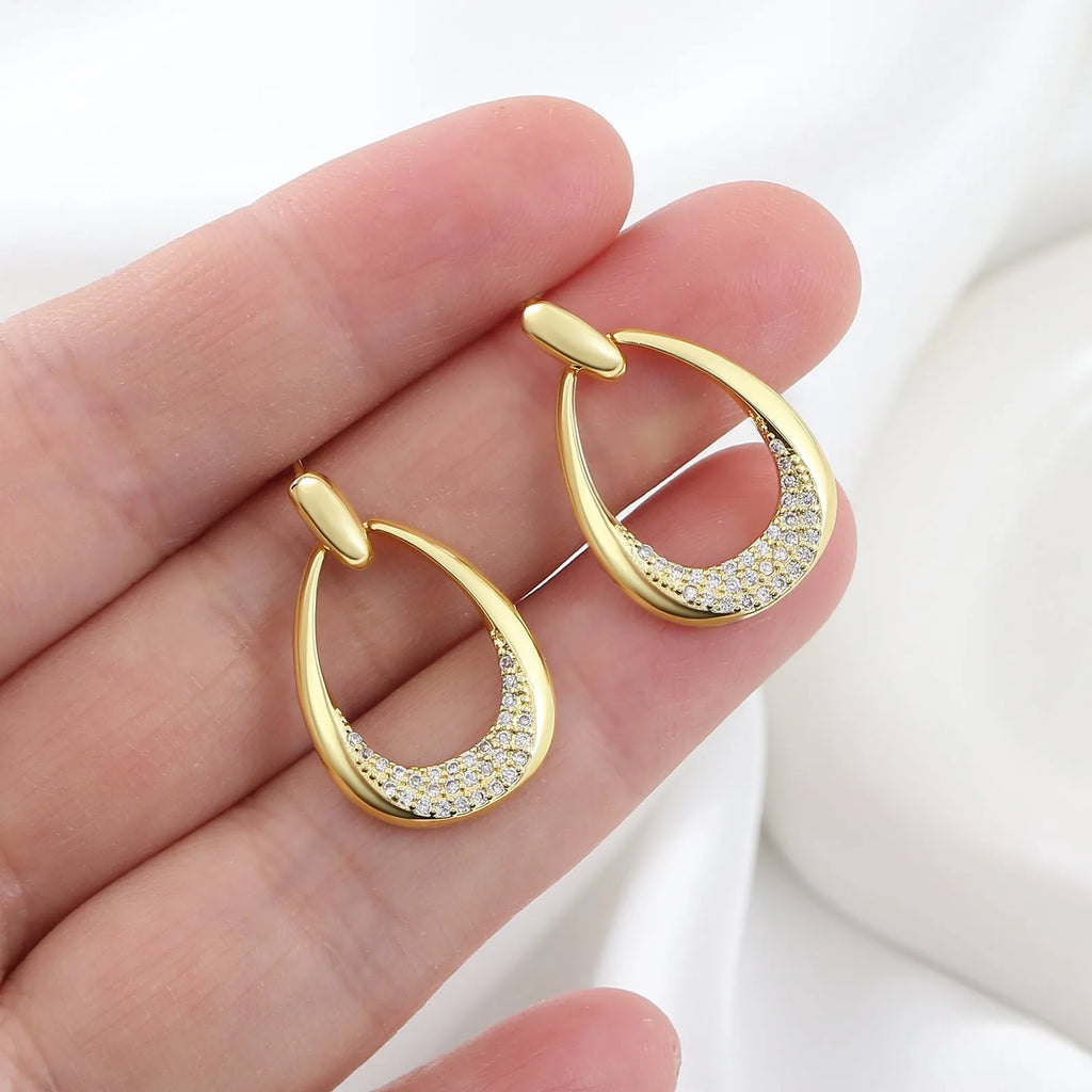 Women's geometric drop earrings in yellow gold with round and oval ring design