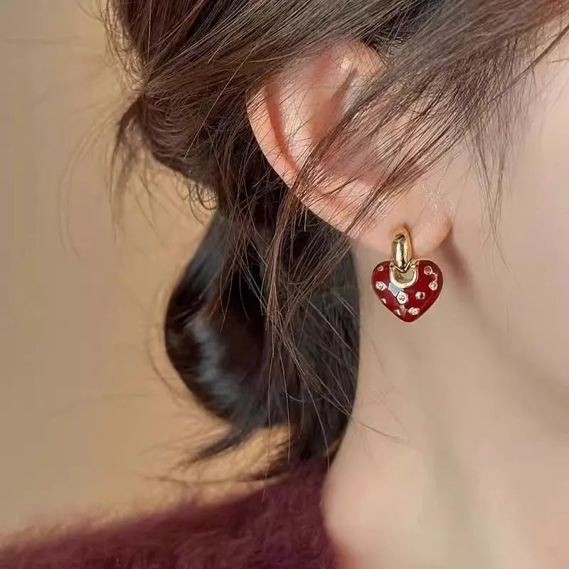 Pair of heart-shaped ear studs in zinc alloy with electroplated finish, retro style for women