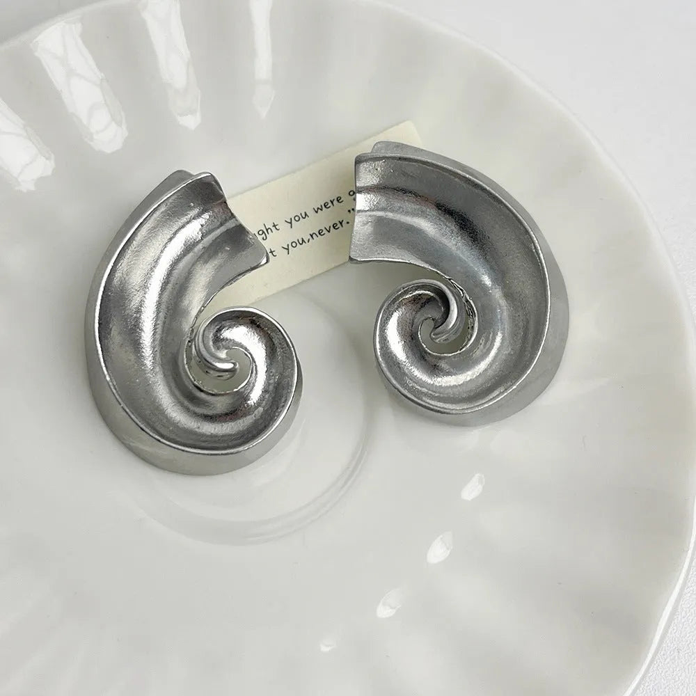 Geometric ear studs with retro design in gold and silver options, 5cm size