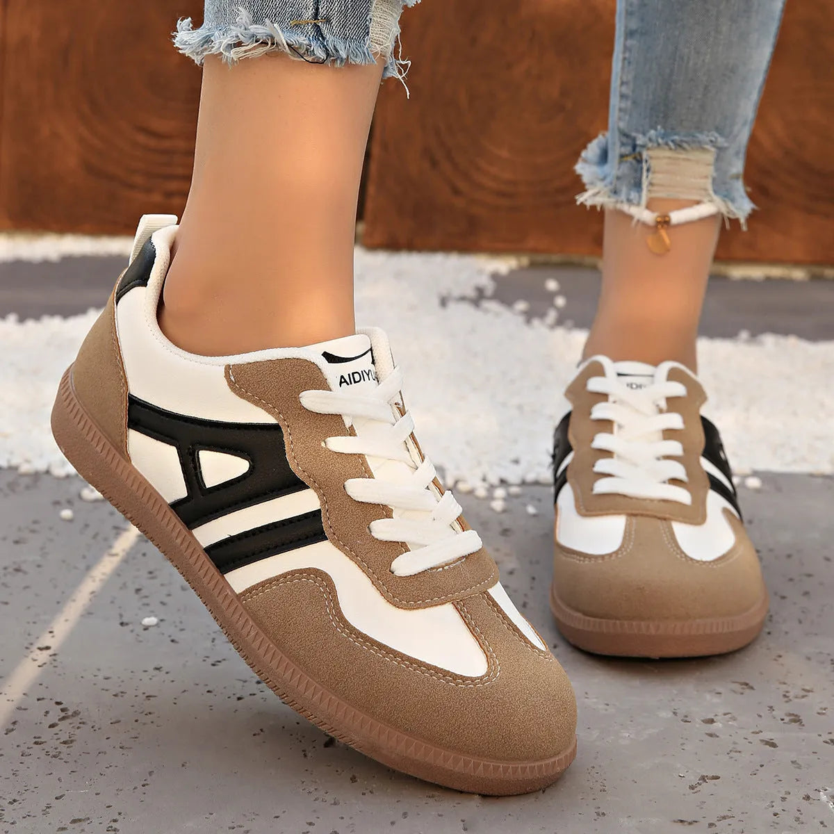 Women's retro colour matching lace-up jogging shoes in black, grey, or khaki with a low platform heel.
