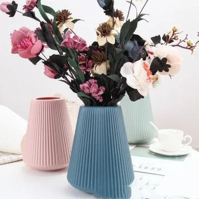 Melamine plastic decorative flower vase in blue colour measuring 16cm diameter 20cm height