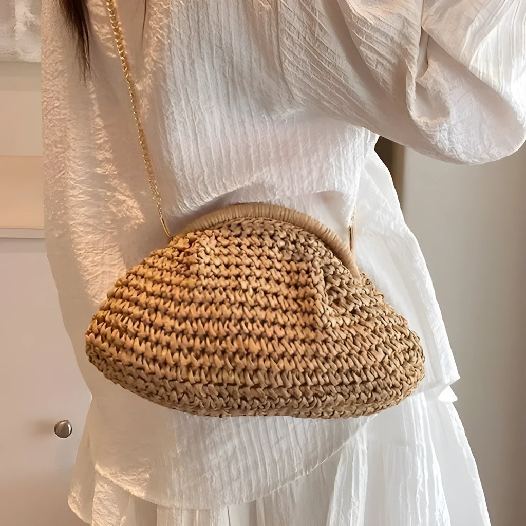 Women's shell-shaped straw beach bag with chain strap in khaki colour