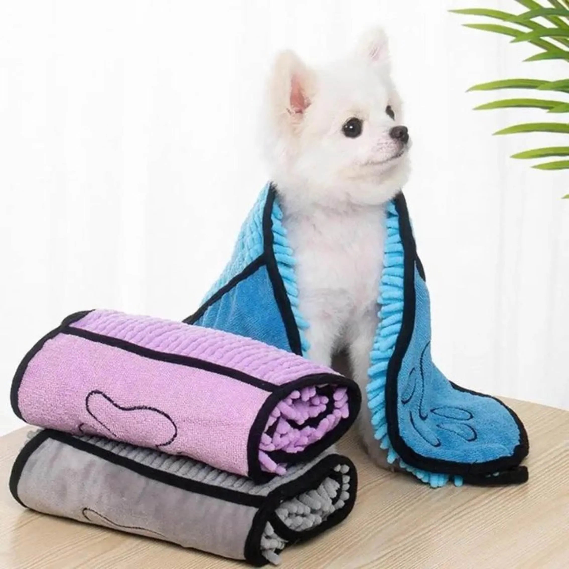 Blue quick-dry dog bath robe towel for drying pets, shown with dimensions of 62 cm by 23 cm.