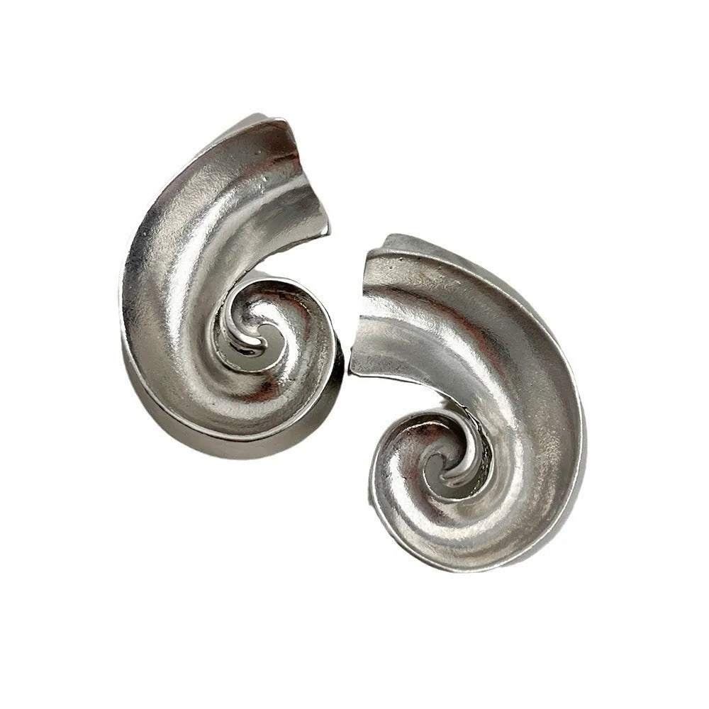 Geometric ear studs with retro design in gold and silver options, 5cm size