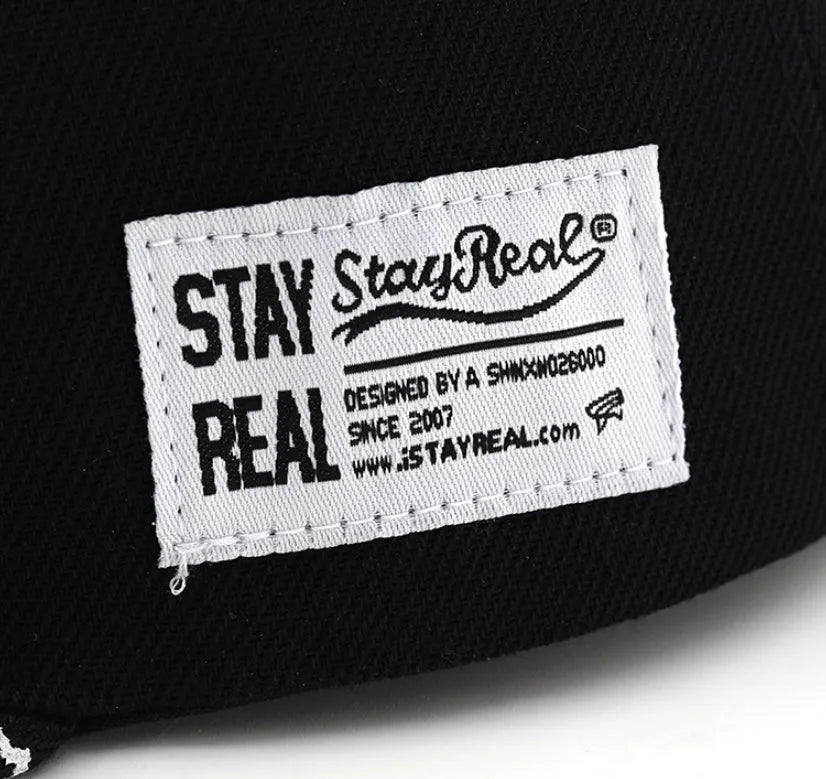 Cotton baseball cap with embroidered letters, adjustable strap, in black and white colours