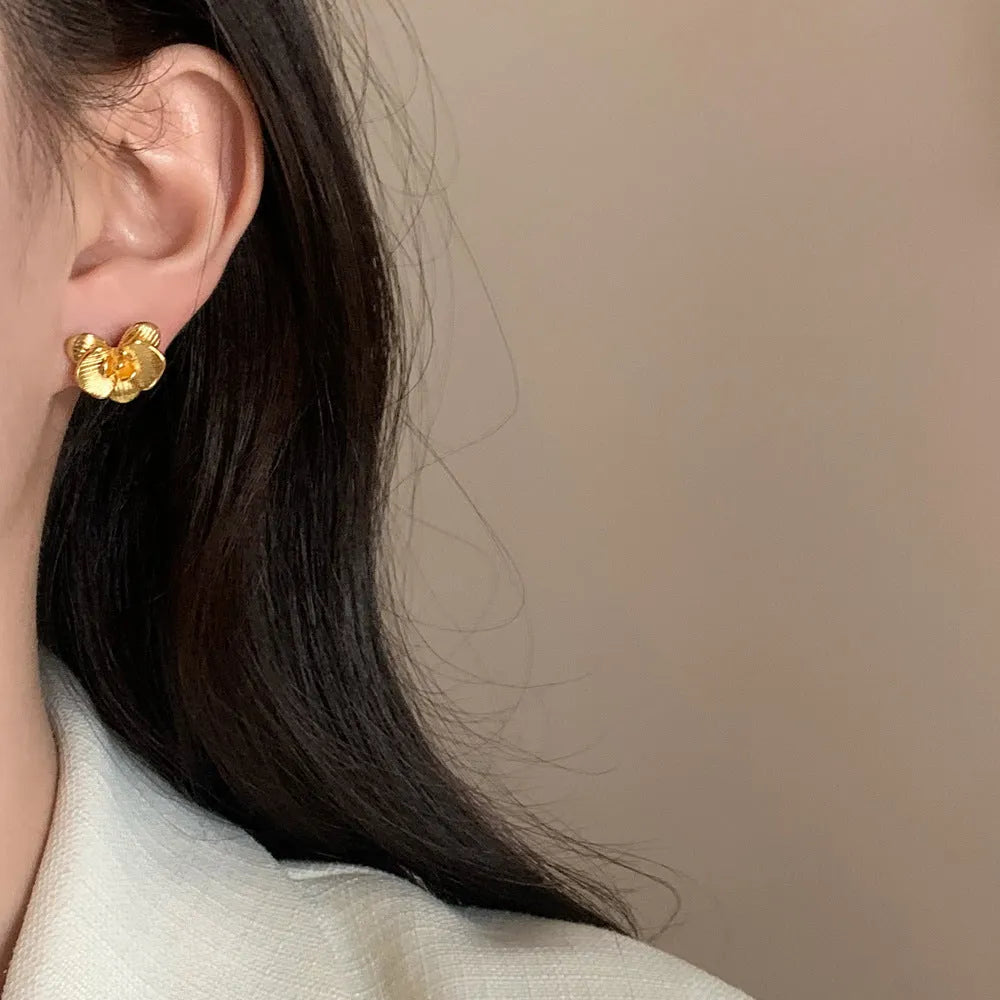 Retro flower earrings for women in gold or silver colour with electroplated copper construction