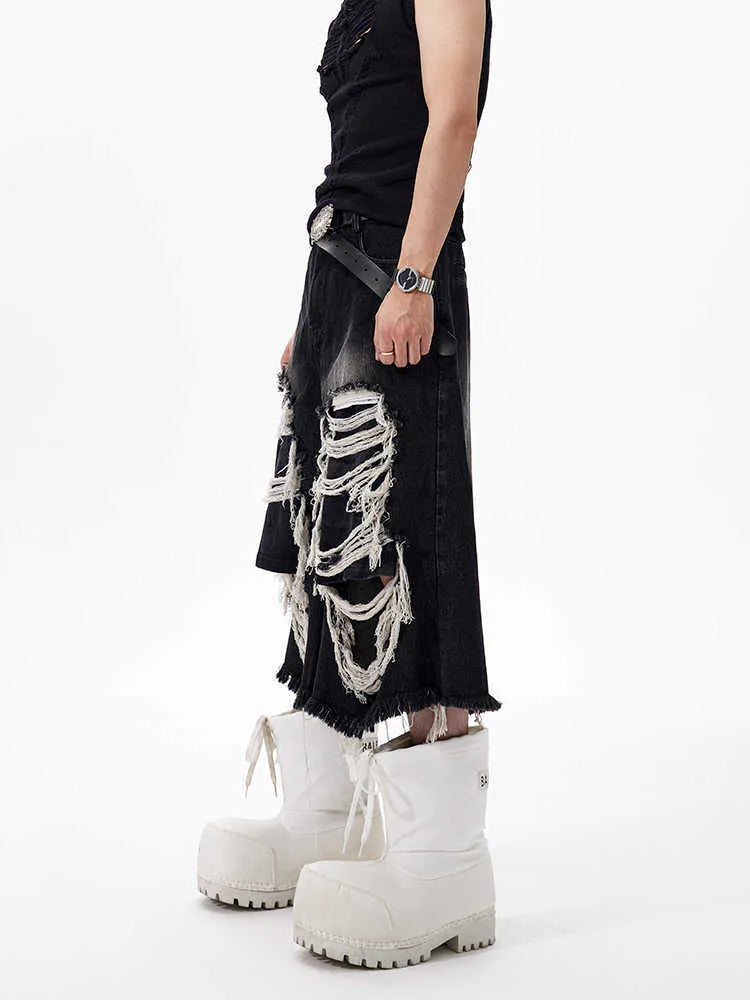 Black cropped wide-leg jeans with mid-high waist on mannequin showing loose fit and micro-elastic cotton denim