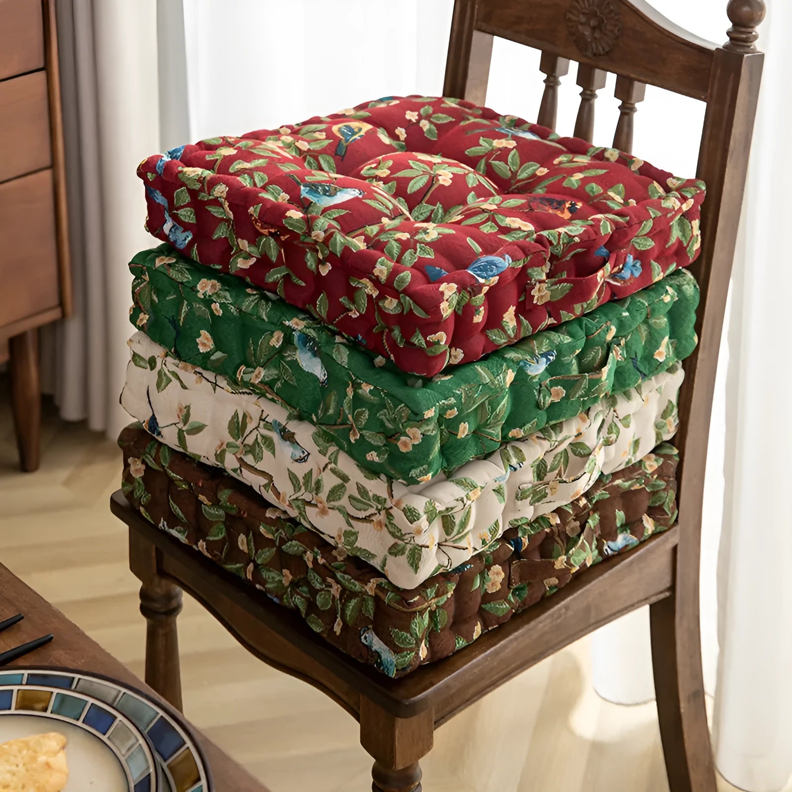 American style floral pattern seat cushion measuring 40×40×8cm with pp cotton fill