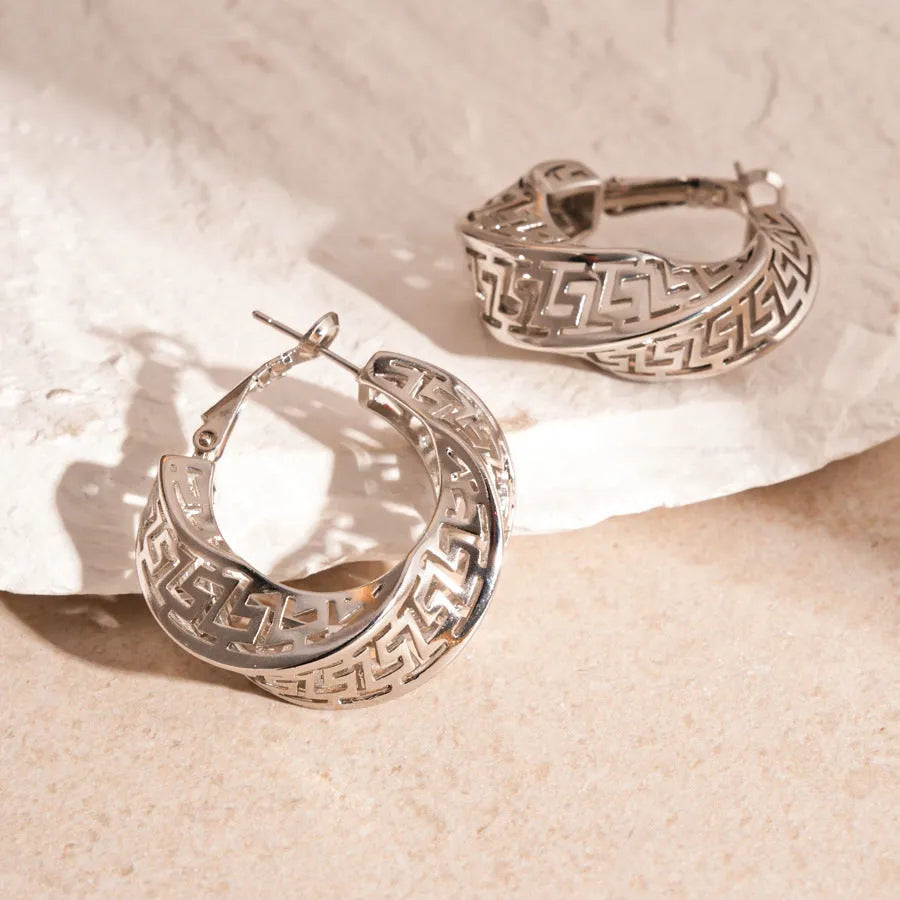 Geometric women's hollow stud earrings with twisted round design in gold or silver finish