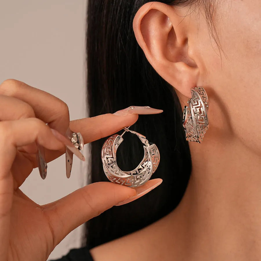 Geometric women's hollow stud earrings with twisted round design in gold or silver finish