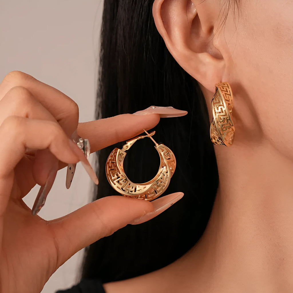 Geometric women's hollow stud earrings with twisted round design in gold or silver finish