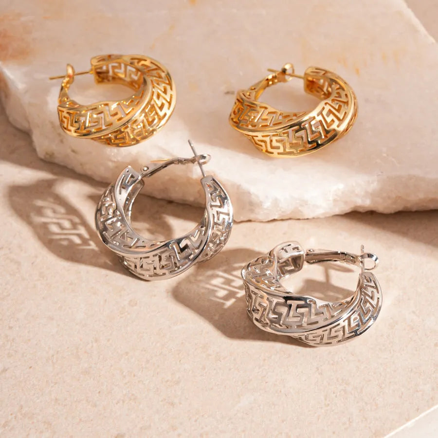 Geometric women's hollow stud earrings with twisted round design in gold or silver finish