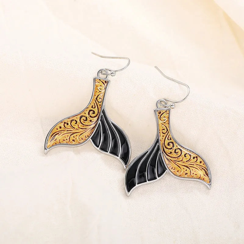 Women's fishtail earrings with whale motif in white gold colour, retro style alloy dangle earrings