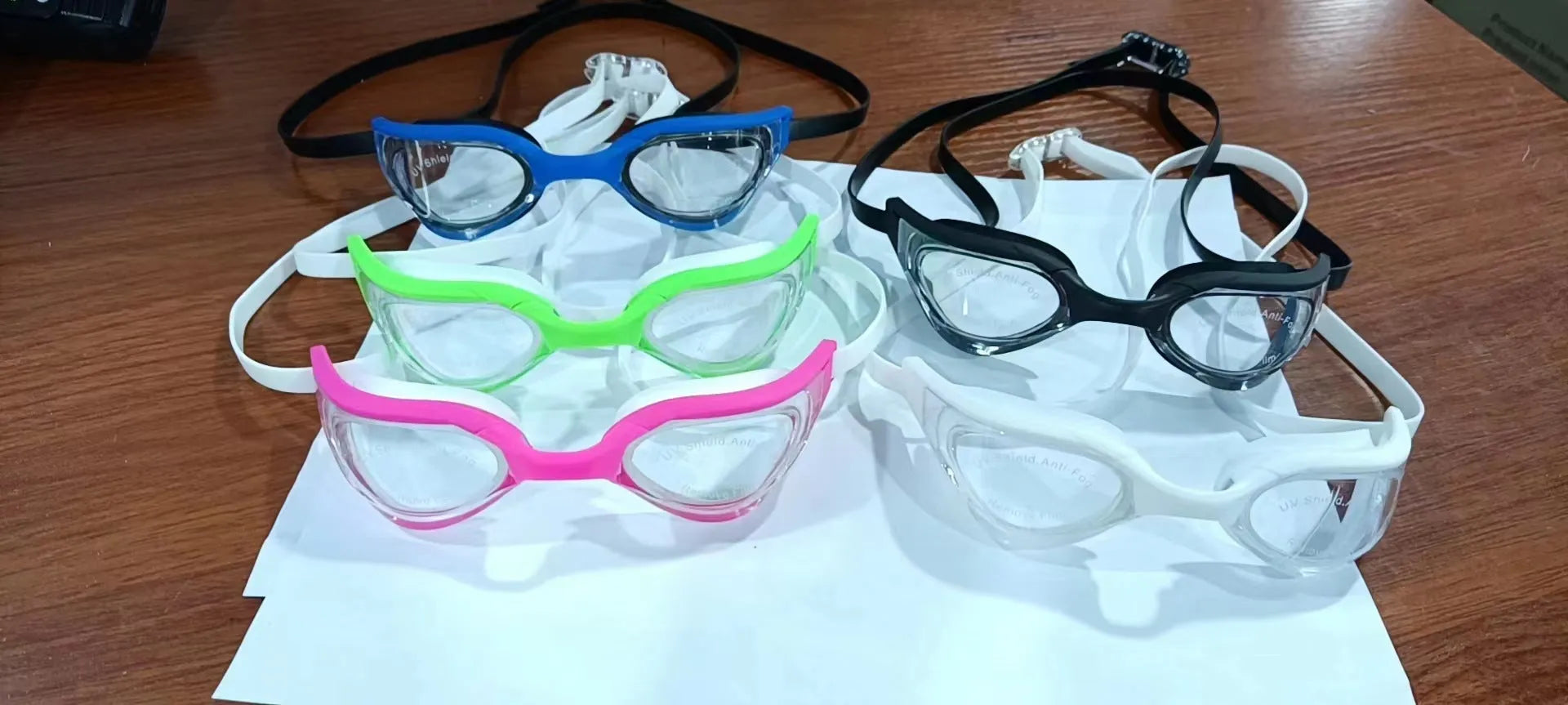 Adult swimming goggles with anti-fog HD lenses and a black silicone seal, shown with a plastic mirror case.