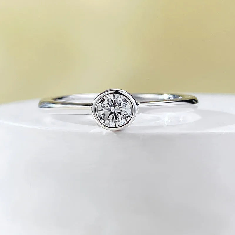 Minimalist crown-shaped silver ring with linear detailing in Korean style
