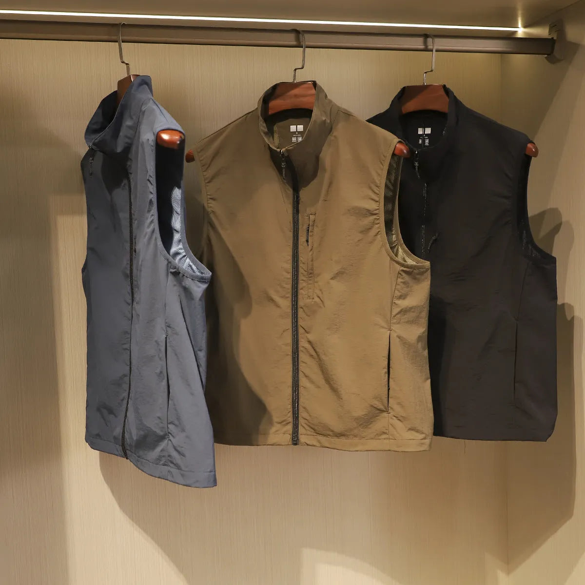 Men's solid colour nylon vest cardigan with side seam pockets in straight-cut design