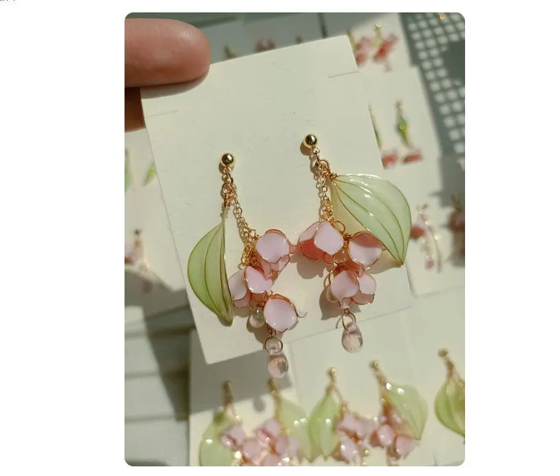 Copper wire resin flower earrings with heavy industry retro Linglan eardrops design on white background