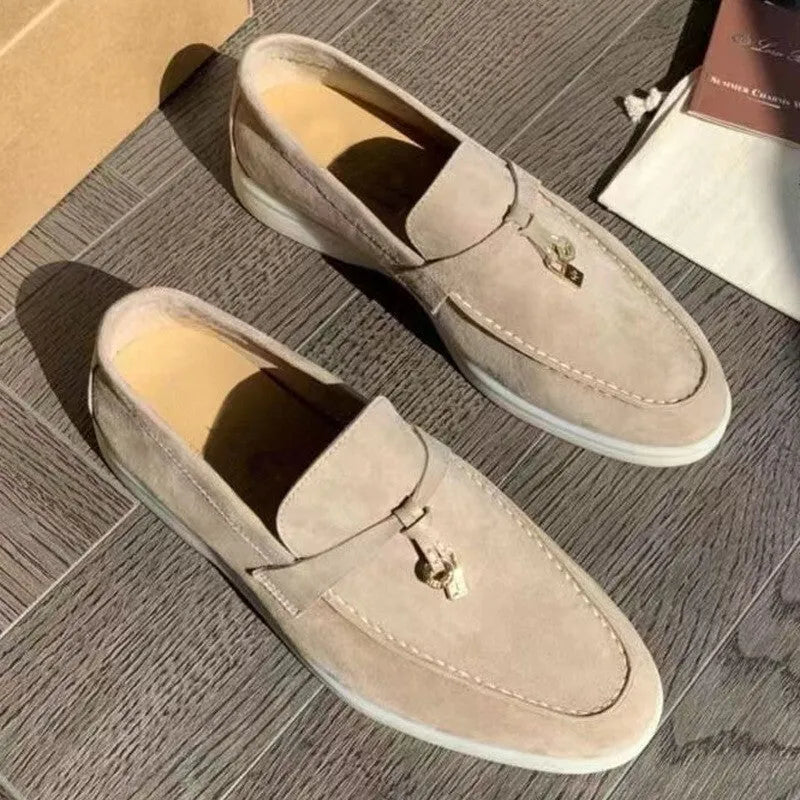 High-top slip-on loafers in various colours with round toe and rubber sole.