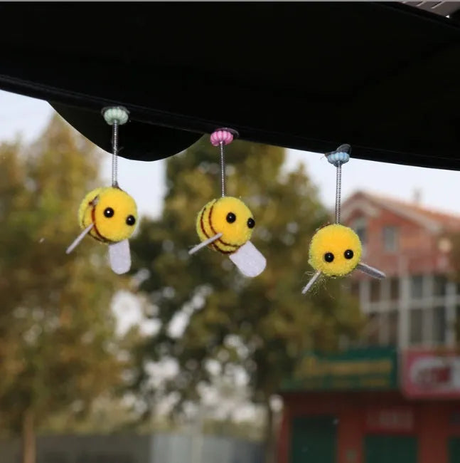 Cartoon-style little bee car decoration made from a soft fur ball, shown next to a ruler showing its 3cm size.