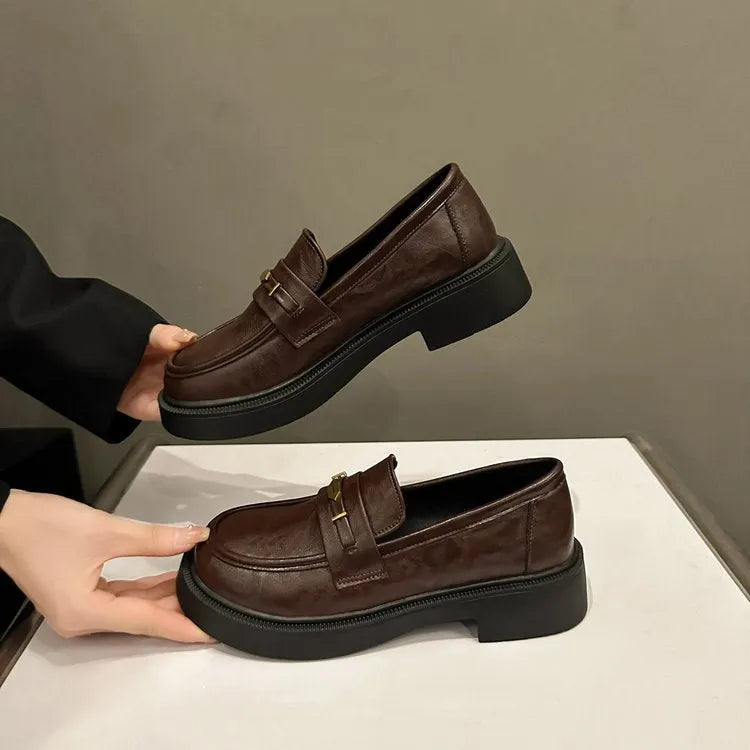 Women's metal commuter soft bottom small leather shoes in black with round toe and low top