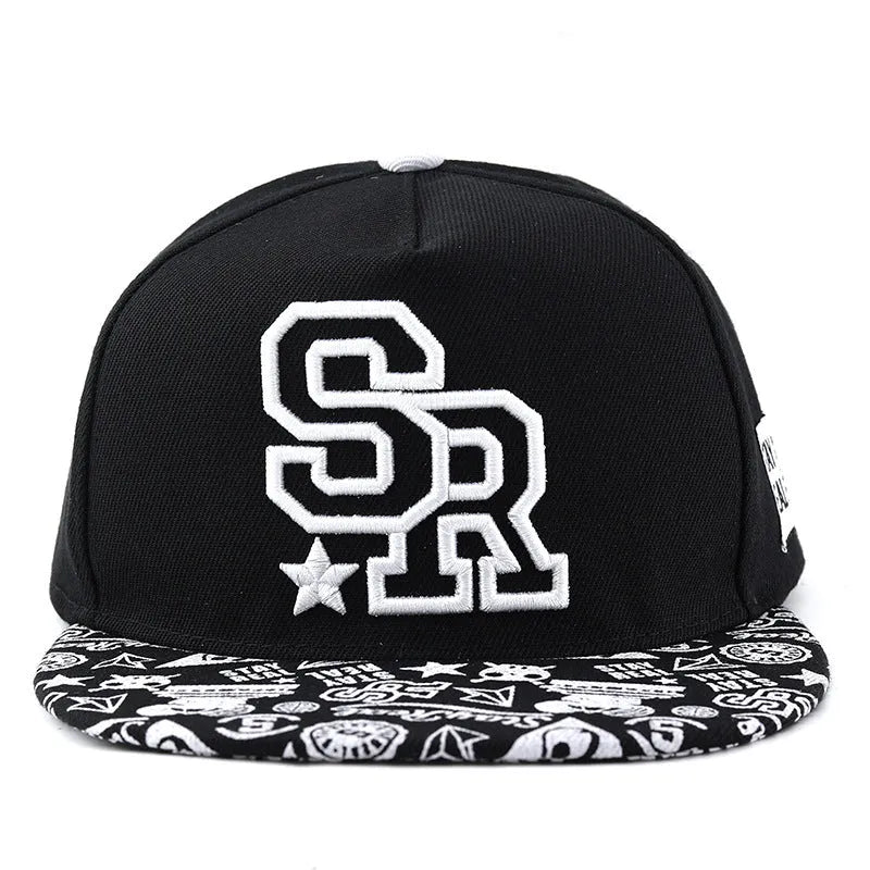 Cotton baseball cap with embroidered letters, adjustable strap, in black and white colours