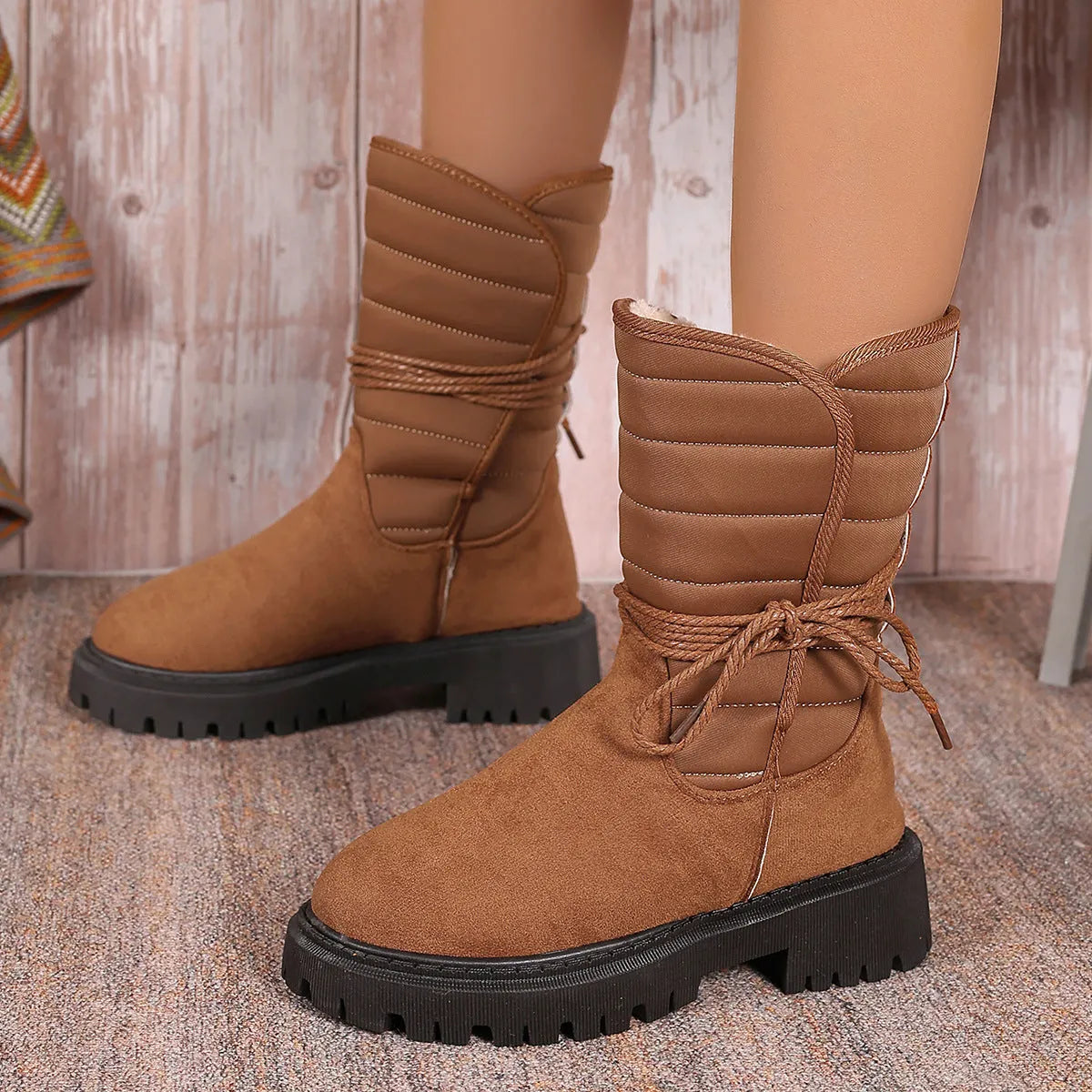 Women's chunky heel snow boots in suede with fleece lining and lace-up design