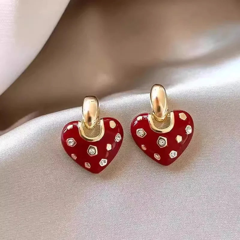 Pair of heart-shaped ear studs in zinc alloy with electroplated finish, retro style for women