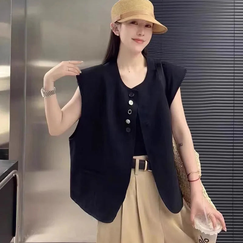 Women's loose fit polyester vest with pocket in beige or black colours