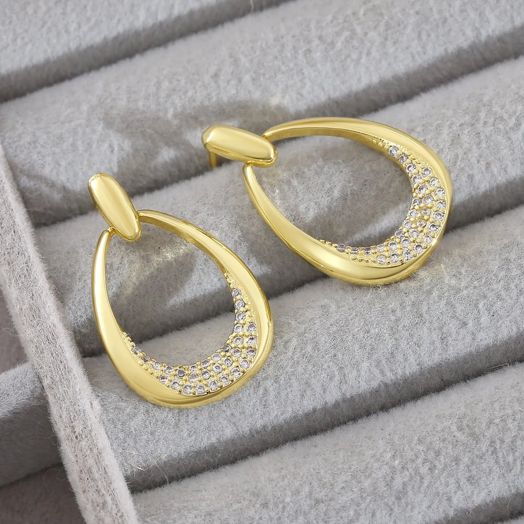 Women's geometric drop earrings in yellow gold with round and oval ring design