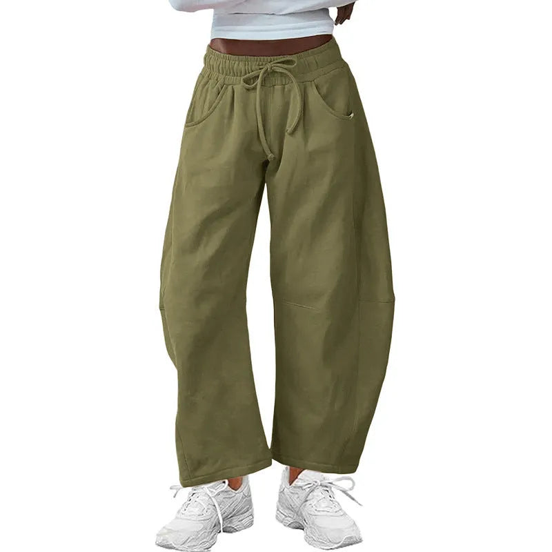 Cotton cropped sweatpants with elastic drawstring waist in loose street fashion style
