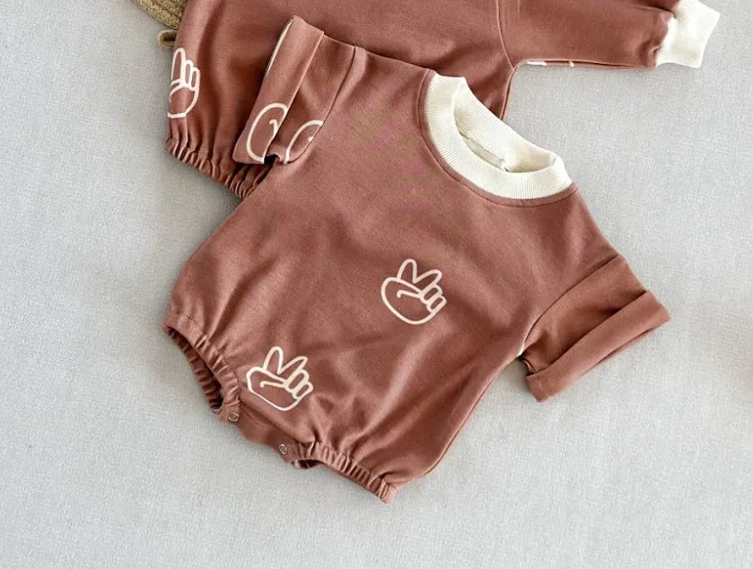 Cotton baby long-sleeved jumpsuit in oyster colour with long sleeves and snap buttons