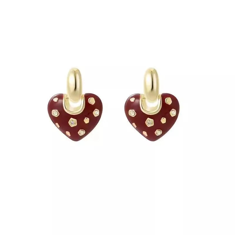 Pair of heart-shaped ear studs in zinc alloy with electroplated finish, retro style for women
