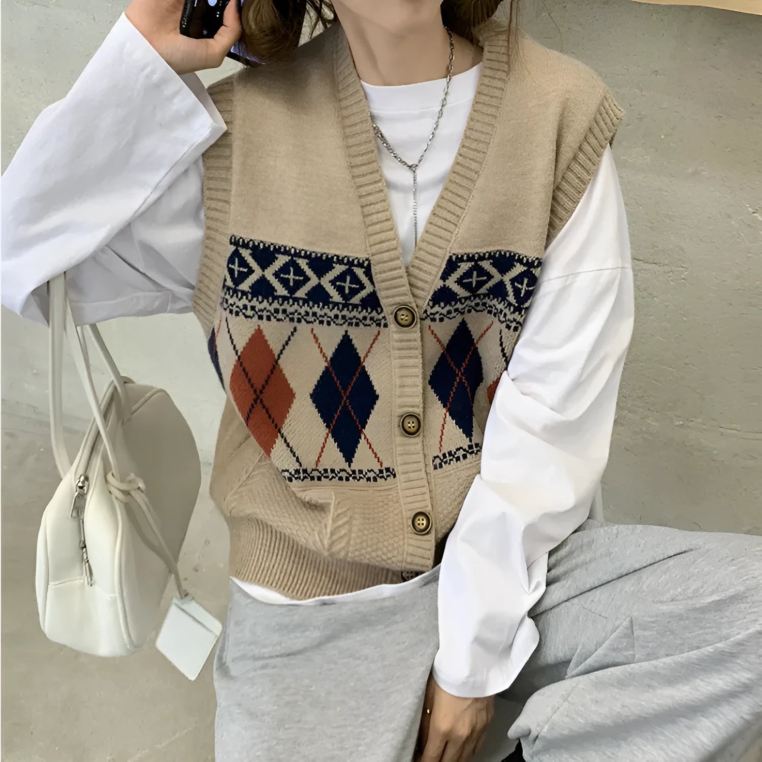 Sleeveless loose cardigan with diamond plaid pattern in acrylic fibre