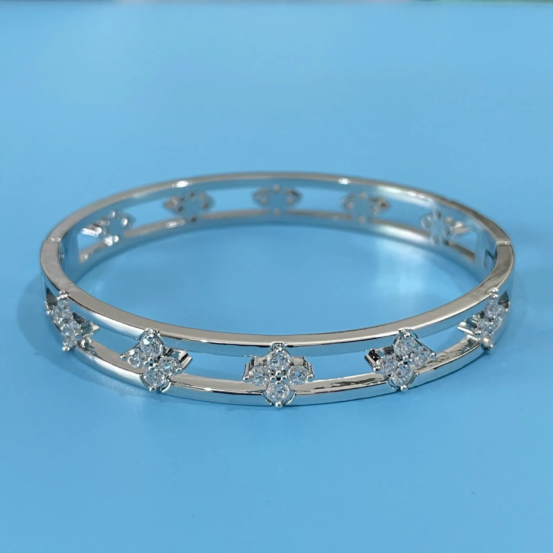 Women's hollow bracelet with four-leaf clover design and inlaid zircon stones