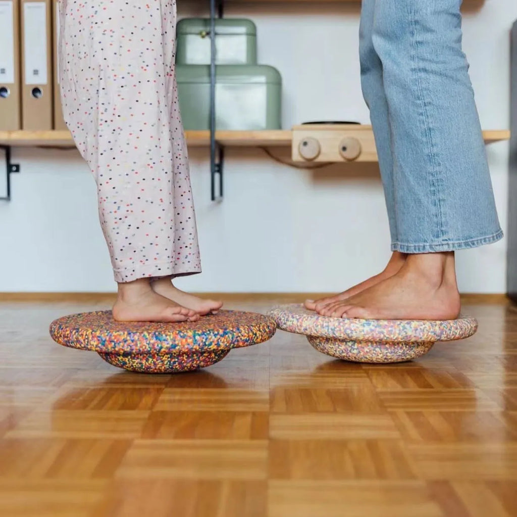 Plastic surf-style balance board with wood-grain finish for children aged 4 to 6 years.