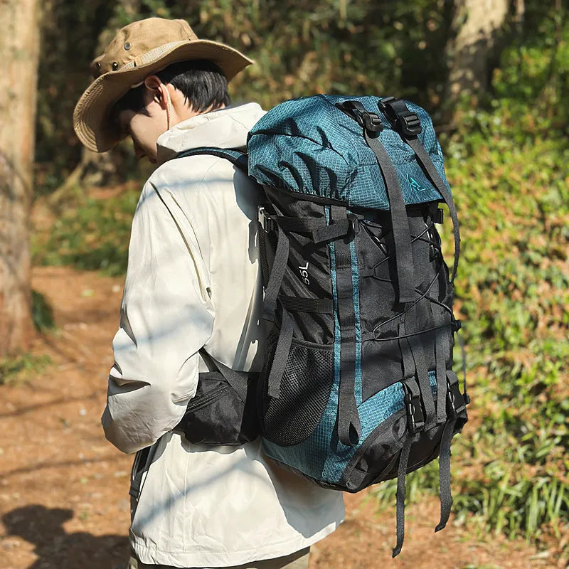 Professional outdoor mountaineering backpack 56-75L in solid colour with air cushion strap