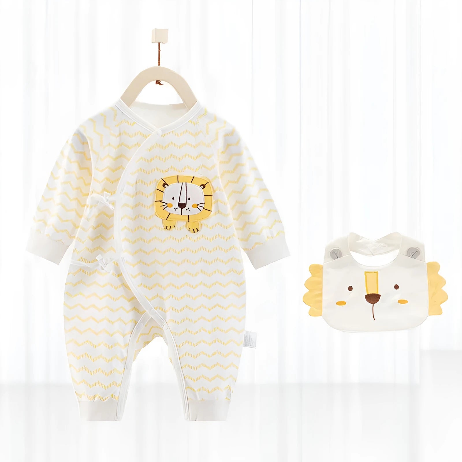 Baby one-piece cotton romper in white with short sleeves, suitable for newborns up to 66cm