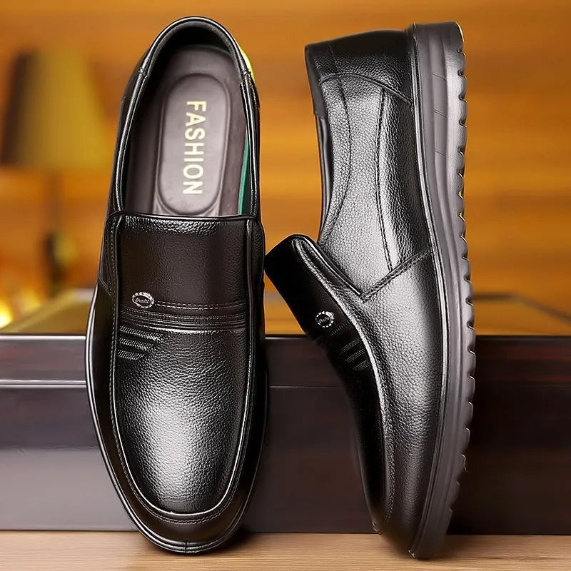 Men's business casual non-slip soft leather shoes in black, low top with leather toe cap and sewing line detail