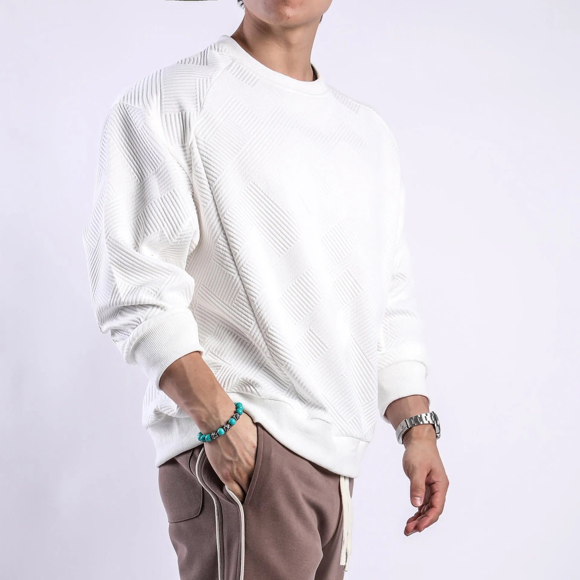 Men's solid colour twill jacquard long-sleeved pullover sweater in a loose fit.