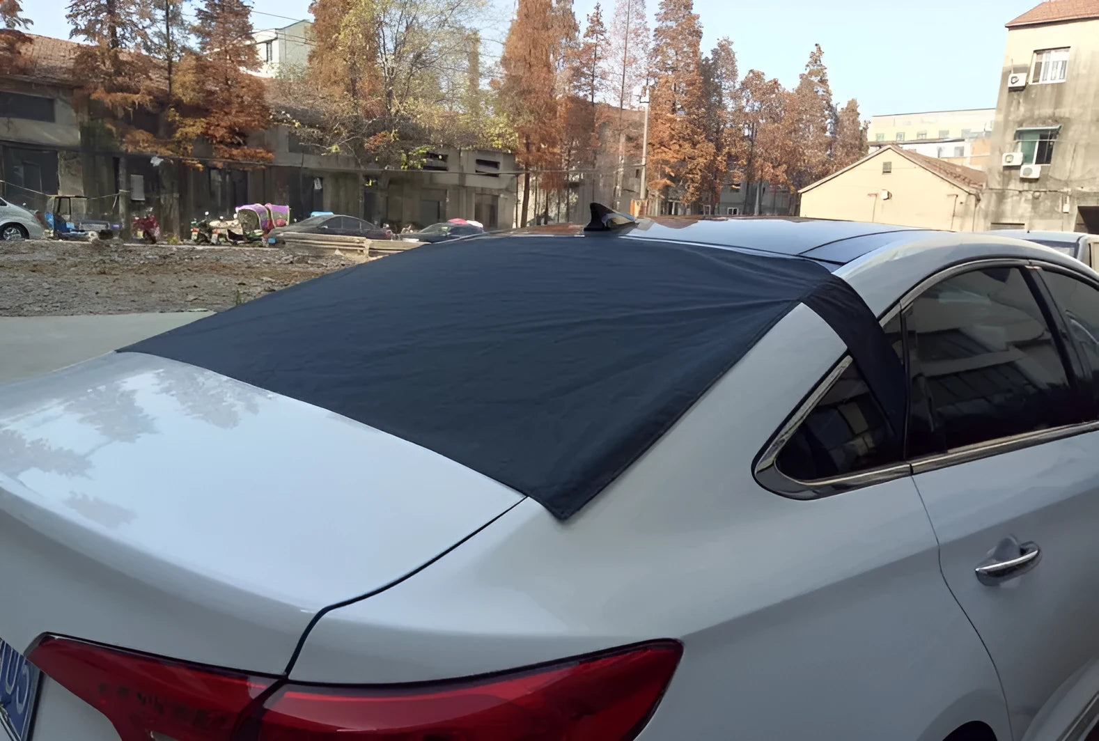 Black rear windshield cover with magnets, 140x90cm, polyester with silver backing