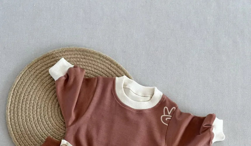 Cotton baby long-sleeved jumpsuit in oyster colour with long sleeves and snap buttons