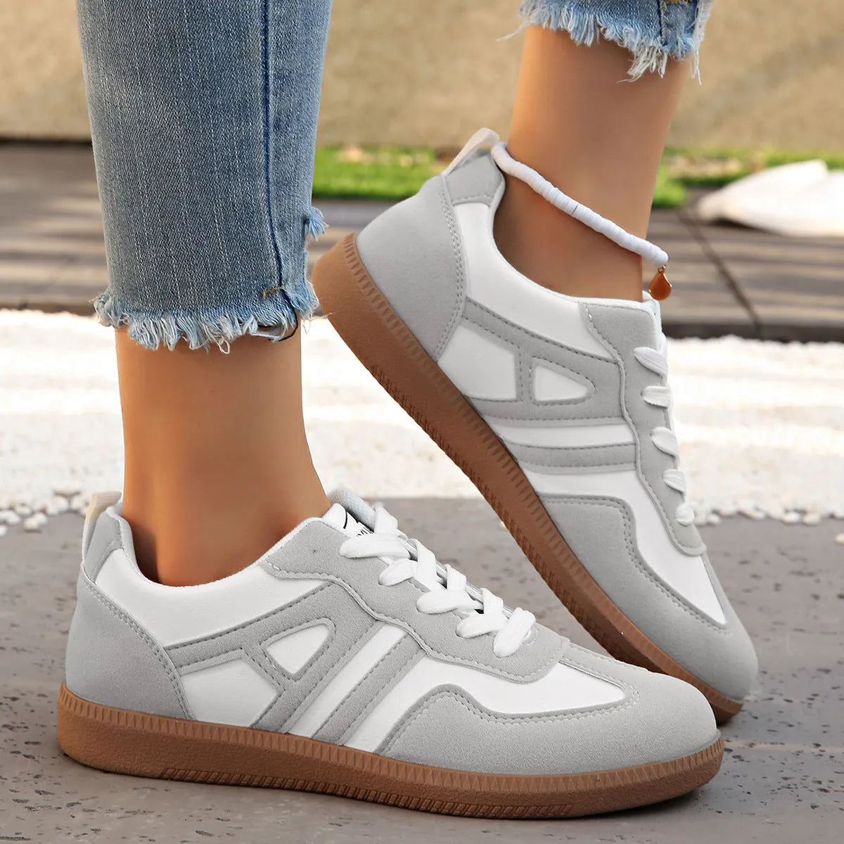 Women's retro colour matching lace-up jogging shoes in black, grey, or khaki with a low platform heel.