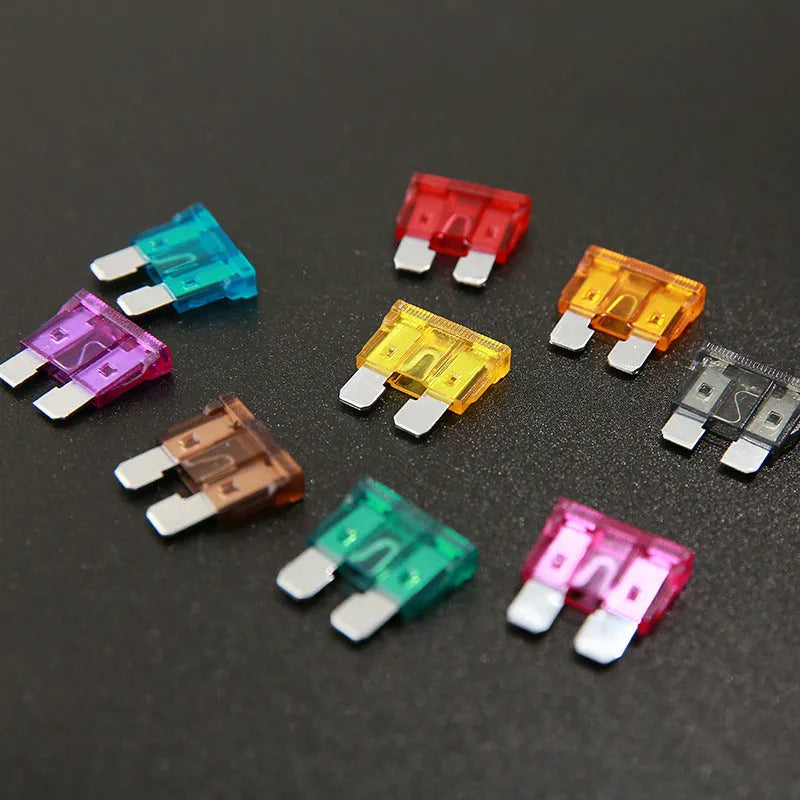Box containing medium-sized plug-in fuses for automotive low voltage circuits