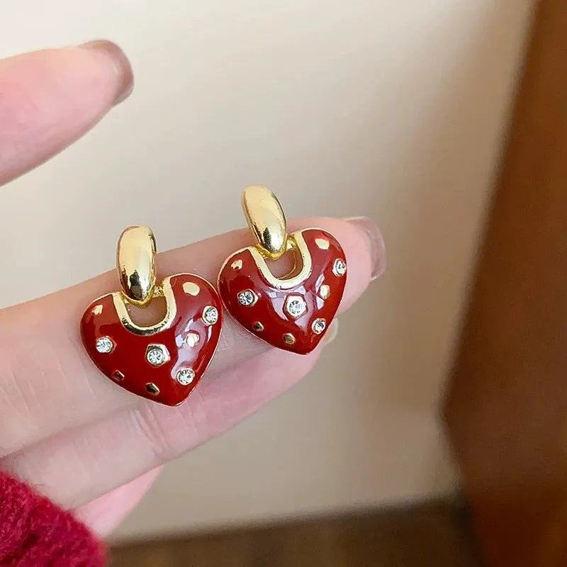 Pair of heart-shaped ear studs in zinc alloy with electroplated finish, retro style for women