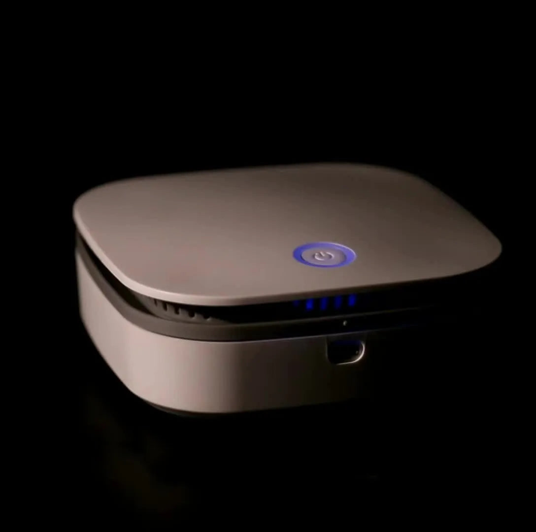 White USB-powered air purifier for cars and small rooms with ozone negative ion sterilisation.