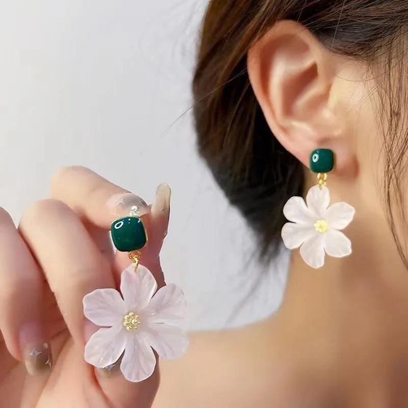 Dark green women's earrings with sterling silver-plated needle flowers design