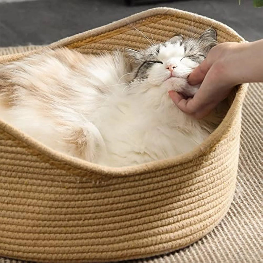 Wicker cat bed basket with integrated corrugated scratching surface for small to medium sized cats