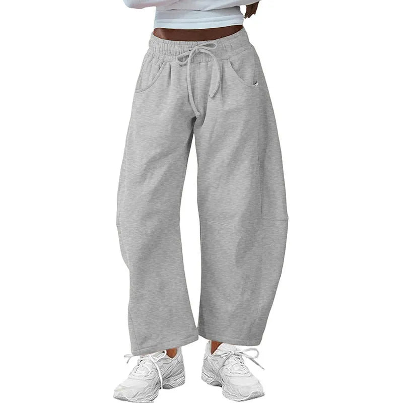 Cotton cropped sweatpants with elastic drawstring waist in loose street fashion style