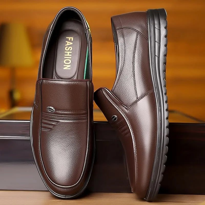 Men's business casual non-slip soft leather shoes in black, low top with leather toe cap and sewing line detail